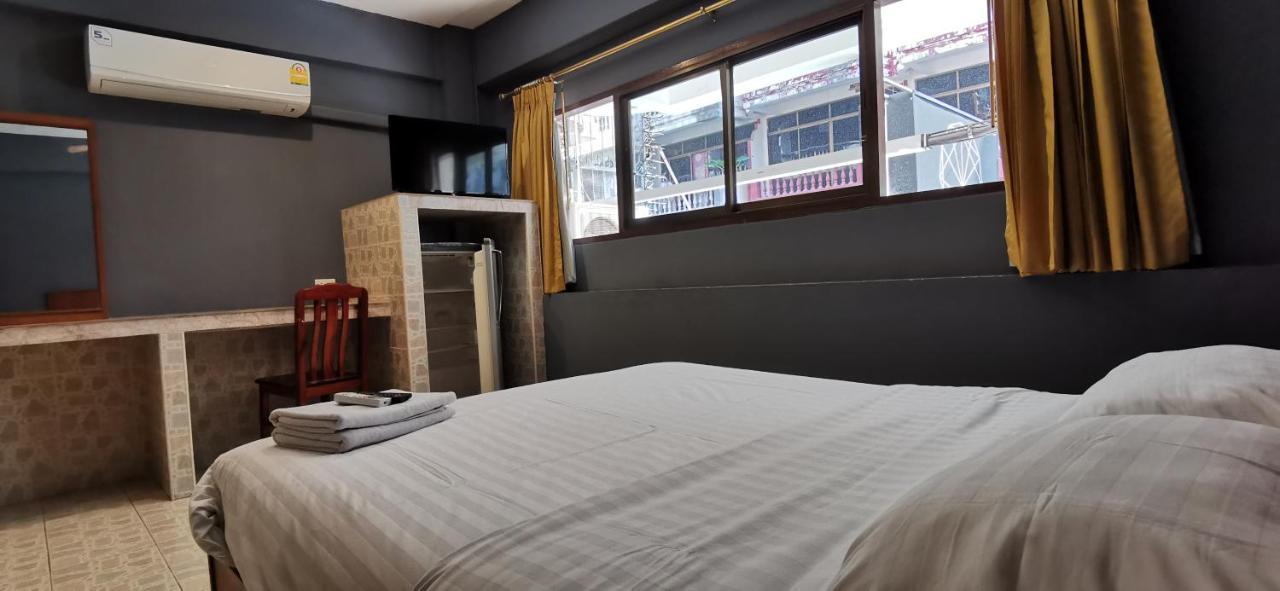 Jellyfish Hostel Jomtien Beach Exterior photo
