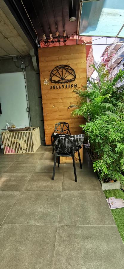 Jellyfish Hostel Jomtien Beach Exterior photo