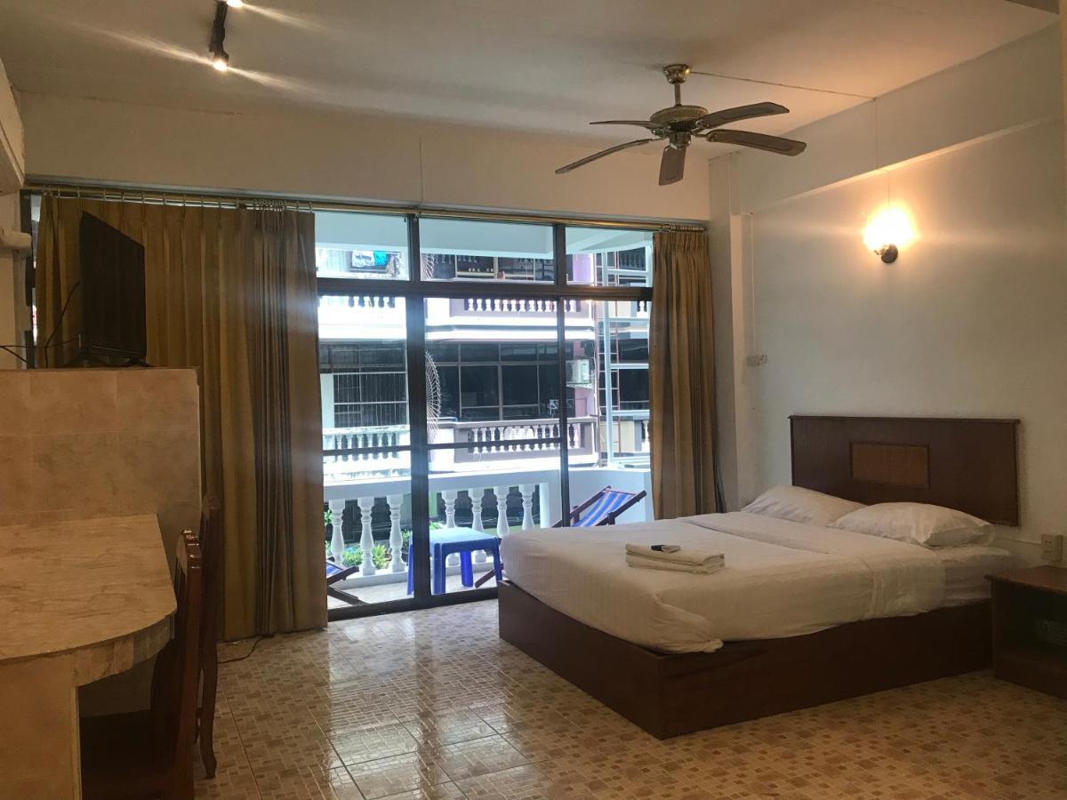 Jellyfish Hostel Jomtien Beach Exterior photo